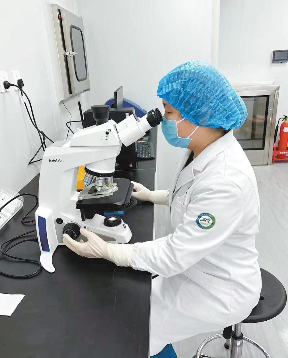 天津市人类精子库实验室工作人员开展检测工作